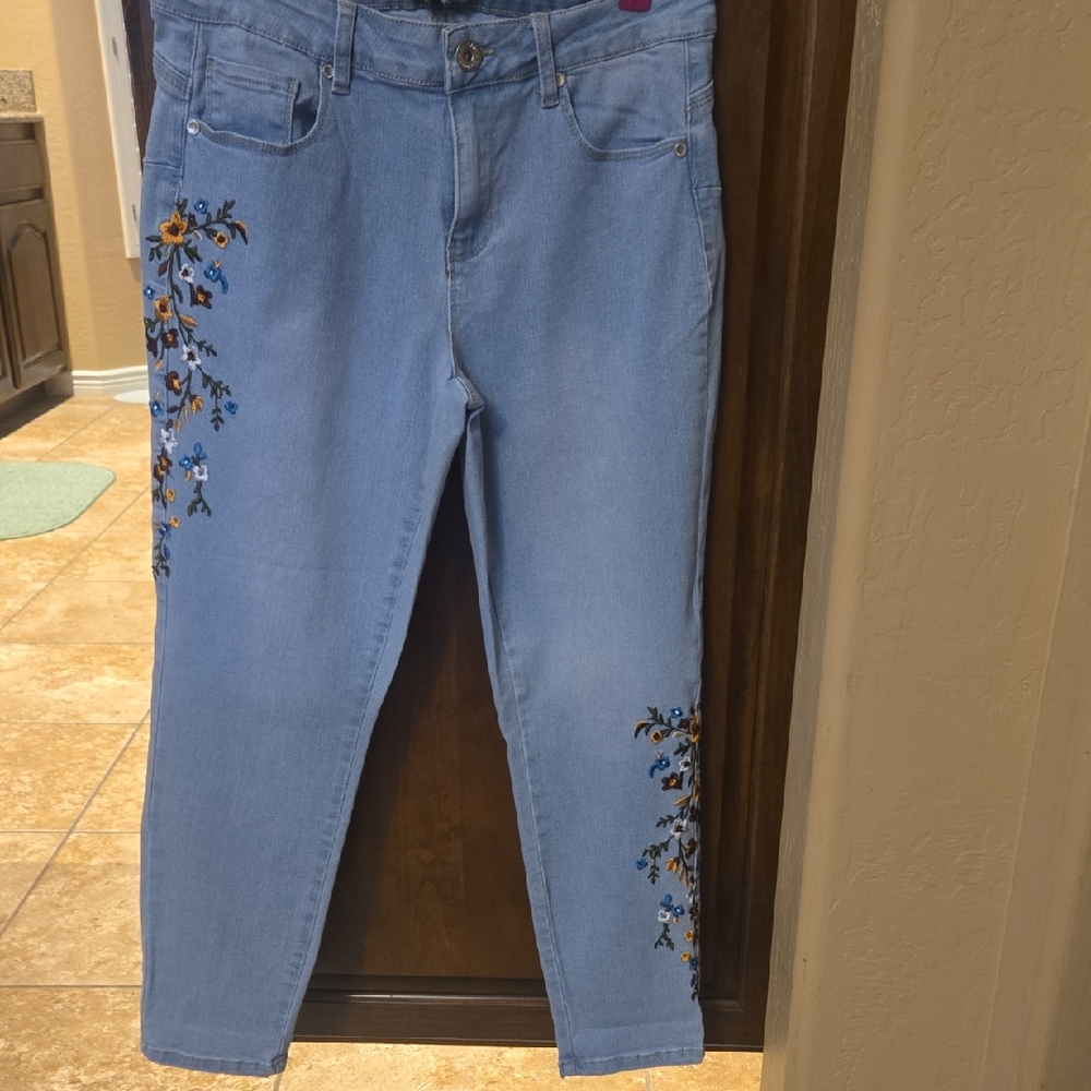 Floral Embroidered Light Blue Ankle Jeans